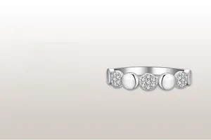 Dettaglio anello geometrico in argento S925 con incastonatura micro-pavé in zirconi