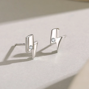 Minimalist s925 sterling silver lightning bolt stud earrings with sparkling cubic zirconia