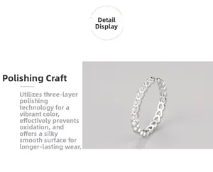 Détail macro de la bague cœur évidée en argent S925 montrant la finition polie triple