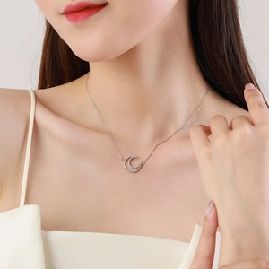 Elegante Halskette aus S925 Sterlingsilber mit hohlem Mondanhänger an einem Model