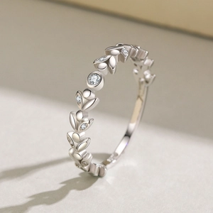 Bague romantique en argent S925 avec feuilles serties de zircons et pierre centrale