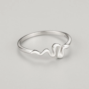 Minimalist s925 silver snake-shaped wave ring with polished platinum-plated finish