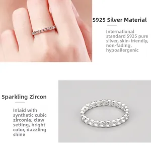Détail macro de la bague coeur en argent 925 avec incrustation de zircone étincelante