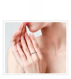 Modella che indossa un anello minimalista in argento S925 con delicati dettagli perlati