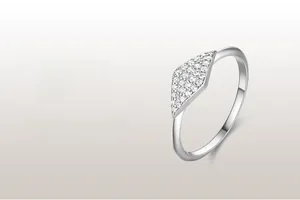 Vue détaillée bague géométrique en argent S925 avec zircons sertis en pavé brillant