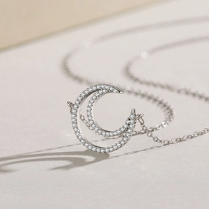 Halskette aus S925 Sterlingsilber mit doppeltem Mondanhänger und weißen Zirkonia-Steinen