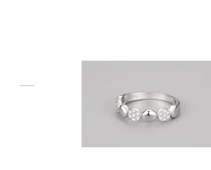 Dettaglio macro dell'anello in argento S925 con micro-pavé e finitura lucida a specchio