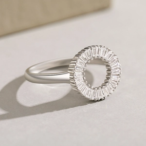 Elegant s925 sterling silver daisy ring with baguette-cut zircons in a geometric design