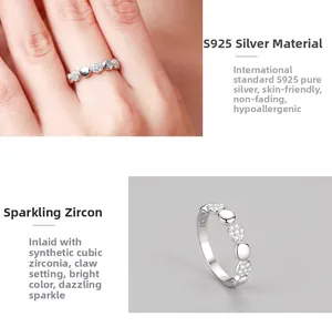 Dettaglio macro dell'anello in argento S925 con zirconi incastonati e marchio interno