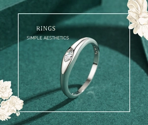 Dettaglio dell'anello in argento S925 con zircone a taglio marquise su velluto verde scuro