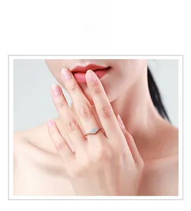 Détail d'une bague géométrique en argent avec micro-pavé de cristaux sur modèle