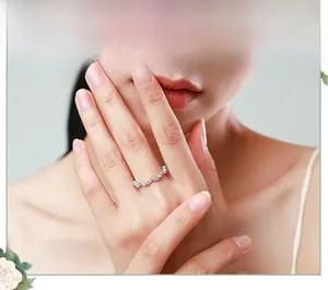 Close-up of wavy s925 silver ring with pavé diamonds on a model's finger