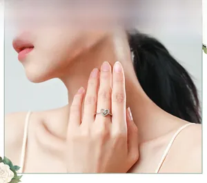 Bague cœur en argent sterling S925 avec pavé de zircons portée au doigt