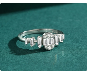 Makroaufnahme von S925 Sterlingsilberring mit Diamanten auf grünem Hintergrund