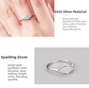 Vue détaillée d'une bague géométrique en argent S925 avec micro-pavage de zircons