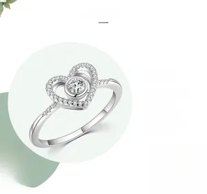 Vue détaillée d'une bague cœur en argent S925 avec polissage triple couche et zircons