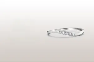 Vue détaillée de la bague vague en argent 925 sertie de micro-oxydes de zirconium