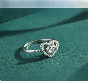 Détail macro d'une bague en argent S925 en forme de cœur sertie de diamants brillants