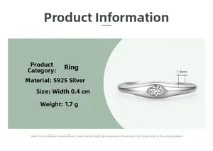 Dettaglio macro dell'anello in argento S925 che mostra larghezza 0,4cm e peso di 1,7g