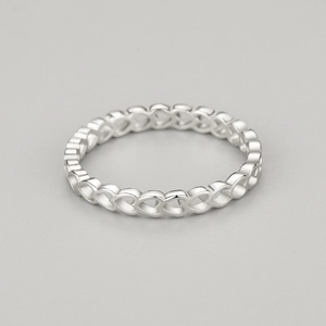 Bague minimaliste en argent sterling S925 avec un élégant motif de cœur ajouré