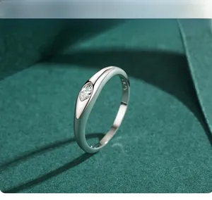 Macro dell'anello in argento S925 che mostra il marchio e la pietra con taglio marquise