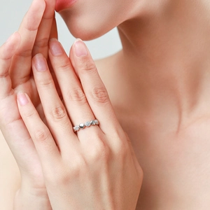 Anello elegante in argento 925 con dischi micro-pavé e finitura metallica lucida