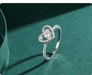 Détail macro d'une bague coeur en argent 925 avec sertissage micro-pavé de zircones