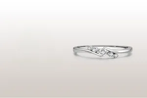 Détail d'une bague en argent s925 avec courbes entrelacées et cinq zircons étincelants