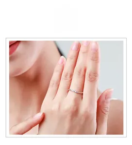 Gros plan d'une bague vague minimaliste en argent S925 avec zircons portée au doigt