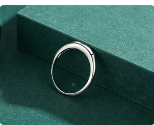 Dettaglio dell'anello minimalista in argento sterling S925 con design curvo spesso