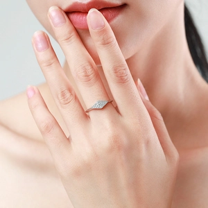 Élégante bague géométrique en argent S925 sertie de diamants sur la main d'un modèle