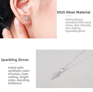 Gros plan sur pendentif serpent en argent S925 et boucle d'oreille marguerite avec zircon
