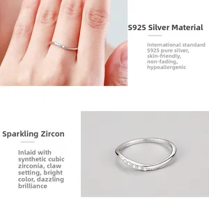 Vue détaillée de la bague ondulée en argent S925 avec sertissage micro-pavé de zircon