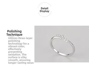 Détail de bague en argent S925 poli avec des accents en zircon sertis de micro-pavé