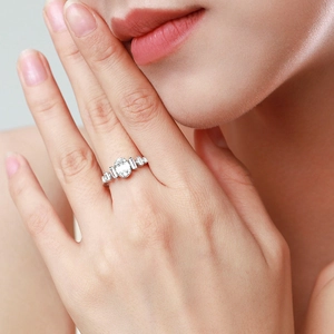 Eleganter Ring aus S925 Sterlingsilber mit ovalem Zirkonia und Baguette-Diamanten