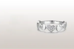 Détail macro de la bague coeur en argent S925 avec zircons micro-pavés brillants