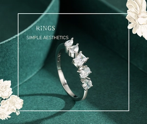 Détail de la bague en argent S925 avec diamants de formes variées sur fond vert fleuri