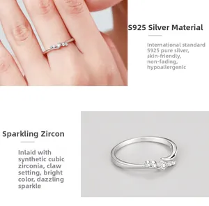 Détail d'une bague en argent 925 avec zircons cubiques et design fluide entrelacé