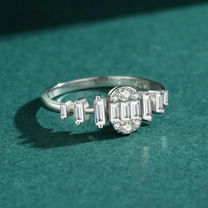 S925 Sterling Silber Ring mit rechteckigen Kristallen auf dunkelgrünem Hintergrund