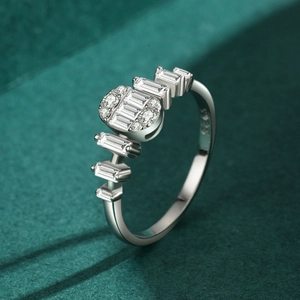 S925 Sterling Silber Ring mit quadratischen Zirkoniasteinen auf dunkelgrünem Samthintergrund
