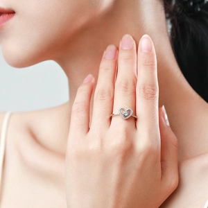 Élégante bague cœur en argent S925 avec pavé de pierres sur le doigt d'un mannequin