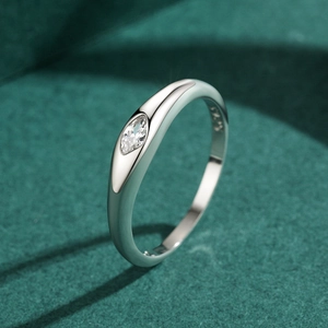 Anello minimalista in argento S925 con cristallo marquise su scatola di velluto verde