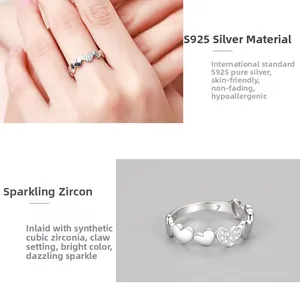 Détail macro d'une bague cœur en argent S925 avec zircons cubiques sertis à griffes