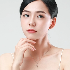 Parure collier et boucles d'oreilles serpent en argent S925 portée par un mannequin