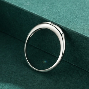 Anello minimalista in argento S925 con finitura lucida e moderno design curvo