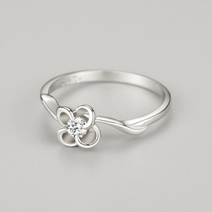 Elegant S925 sterling silver four-leaf petal ring featuring a sparkling central gemstone