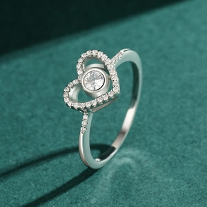 Bague élégante en argent 925 en forme de cœur avec cristaux micro-pave sur fond vert foncé