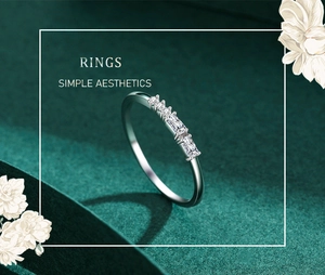 Vue macro d'une bague en argent s925 avec serti pavé et détails de pierres en cristal