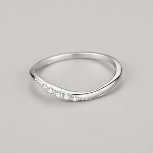 Bague vague minimaliste en argent sterling 925 avec pavé de diamants sur fond neutre