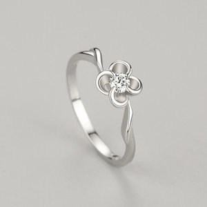 S925 sterling silver four-leaf petal ring with sparkling center cubic zirconia stone